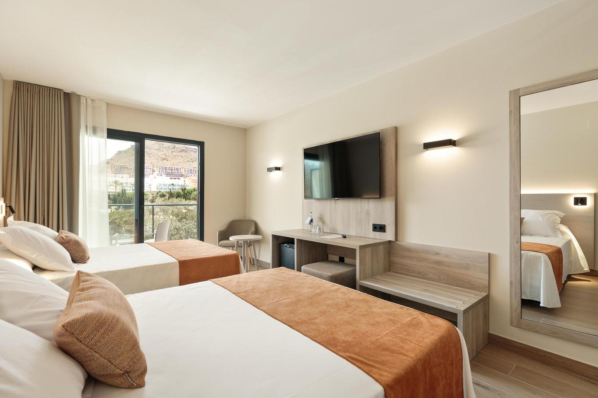Hotel Oasis Tropical 4*
